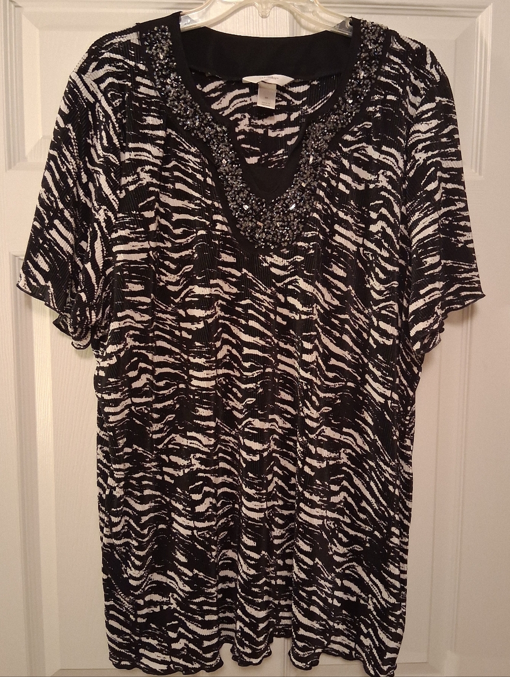 CJ BANKS zebra print v-neck beaded tunic. 3X Black And White